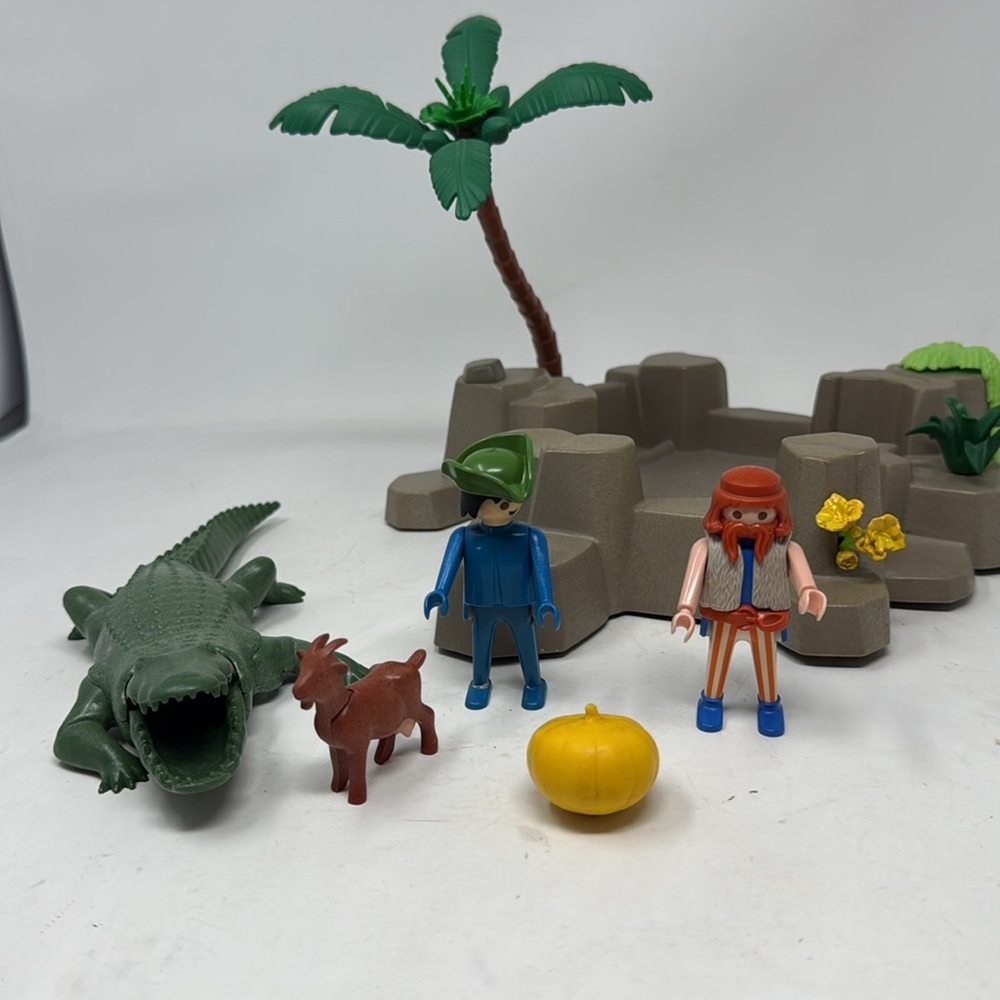 Playmobil Island Playset with Green Alligator and Figures - Picture 9 of 10